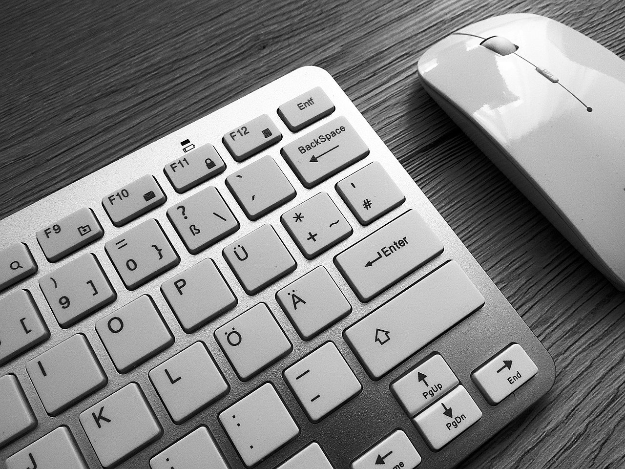 keyboard, mouse, desk-1628580.jpg